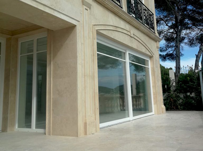 Fachada de travertino